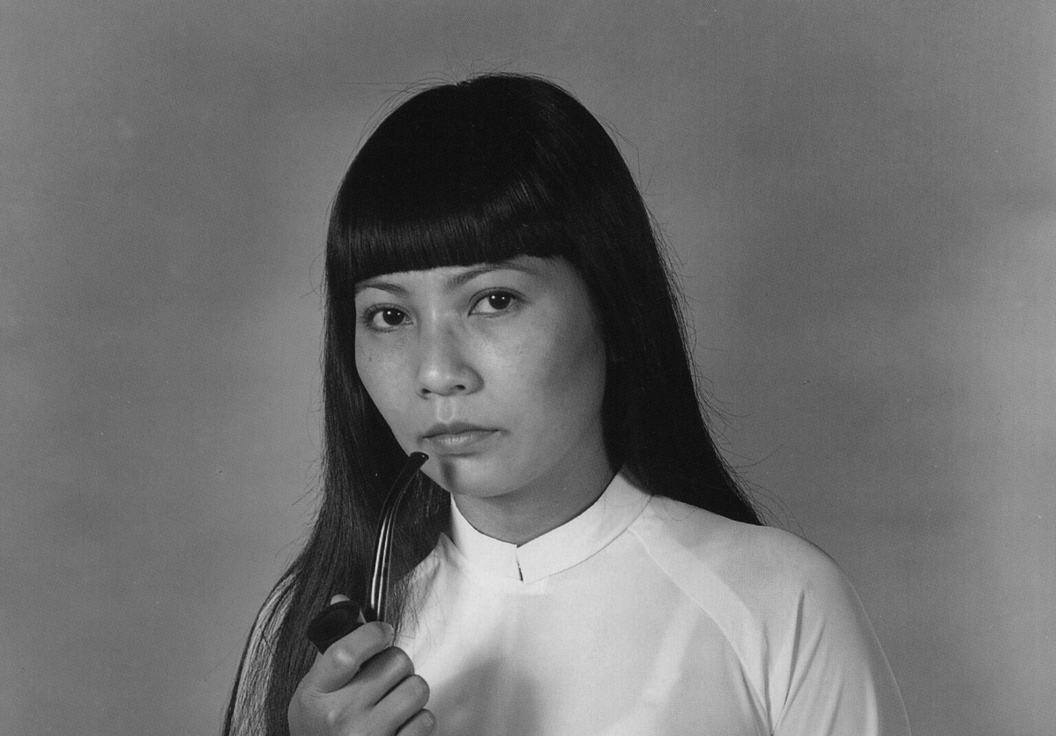 Hanh Thi Pham, “Self Portrait / Hairy / Pipe” (1985), silver gelatin print, 100 x 75 cm. Photo: Brian Doan.