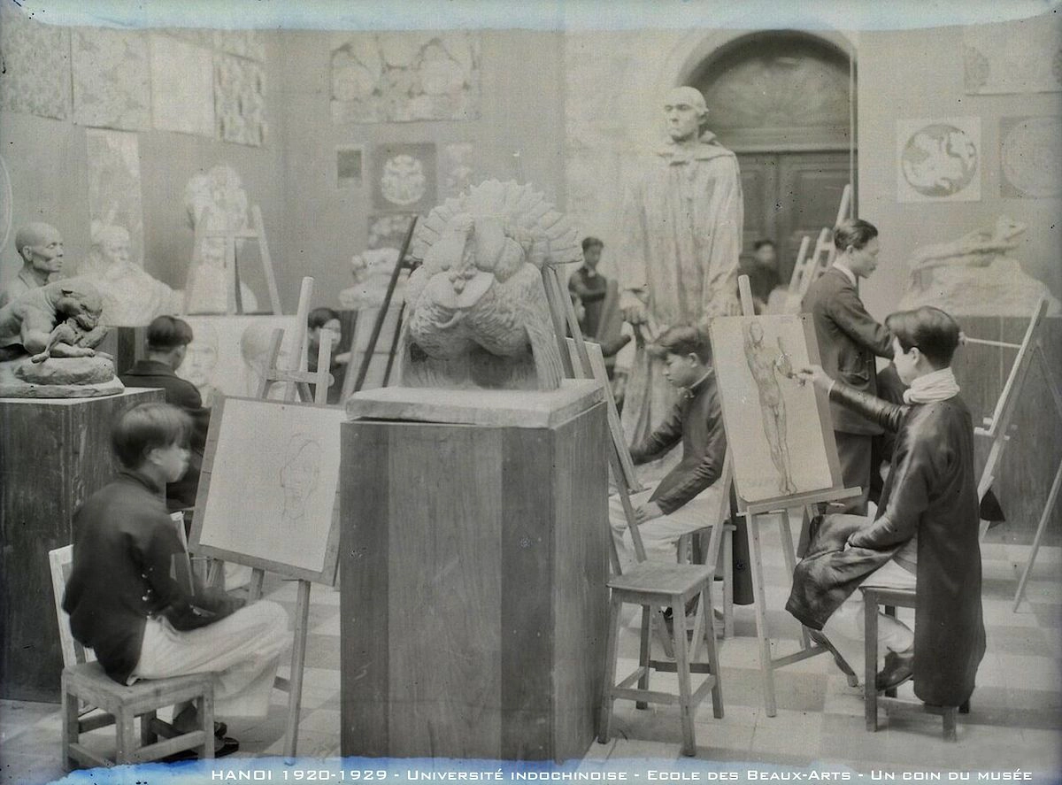 A photograph of a class at the École des Beaux-Arts de l'Indochine (Indochina School of Fine Arts) (circa 1920–1929). Photo: Flickr manhhai.
