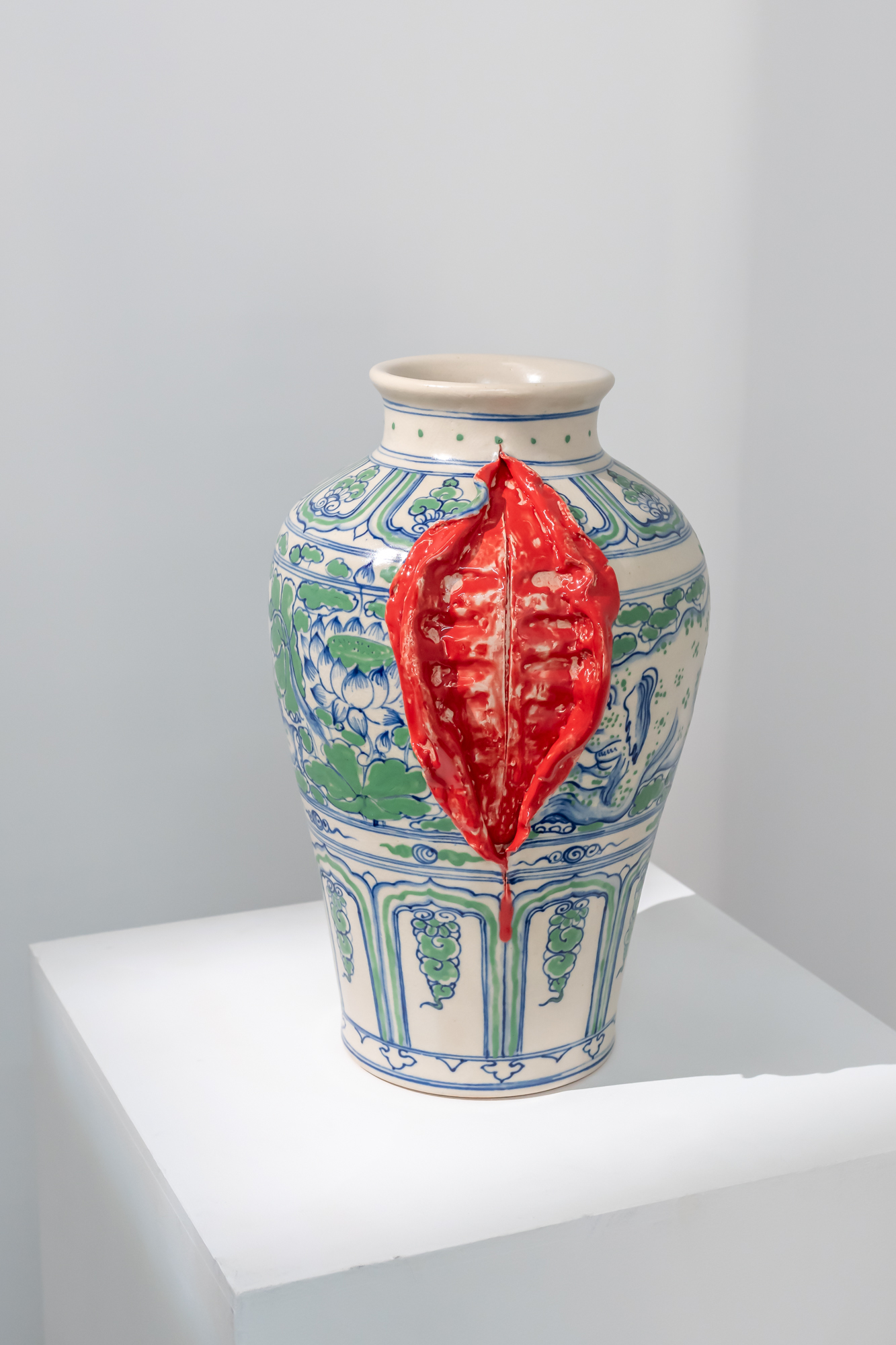 Nguyễn Duy Mạnh, "Bare Wounds / White Elephant in a Lotus Pond" (Những vết thương trần / Voi trắng trong đầm sen) (2025), gốm vẽ tay nung tại làng nghề Bát Tràng, 39 x 27 x 25 cm. 