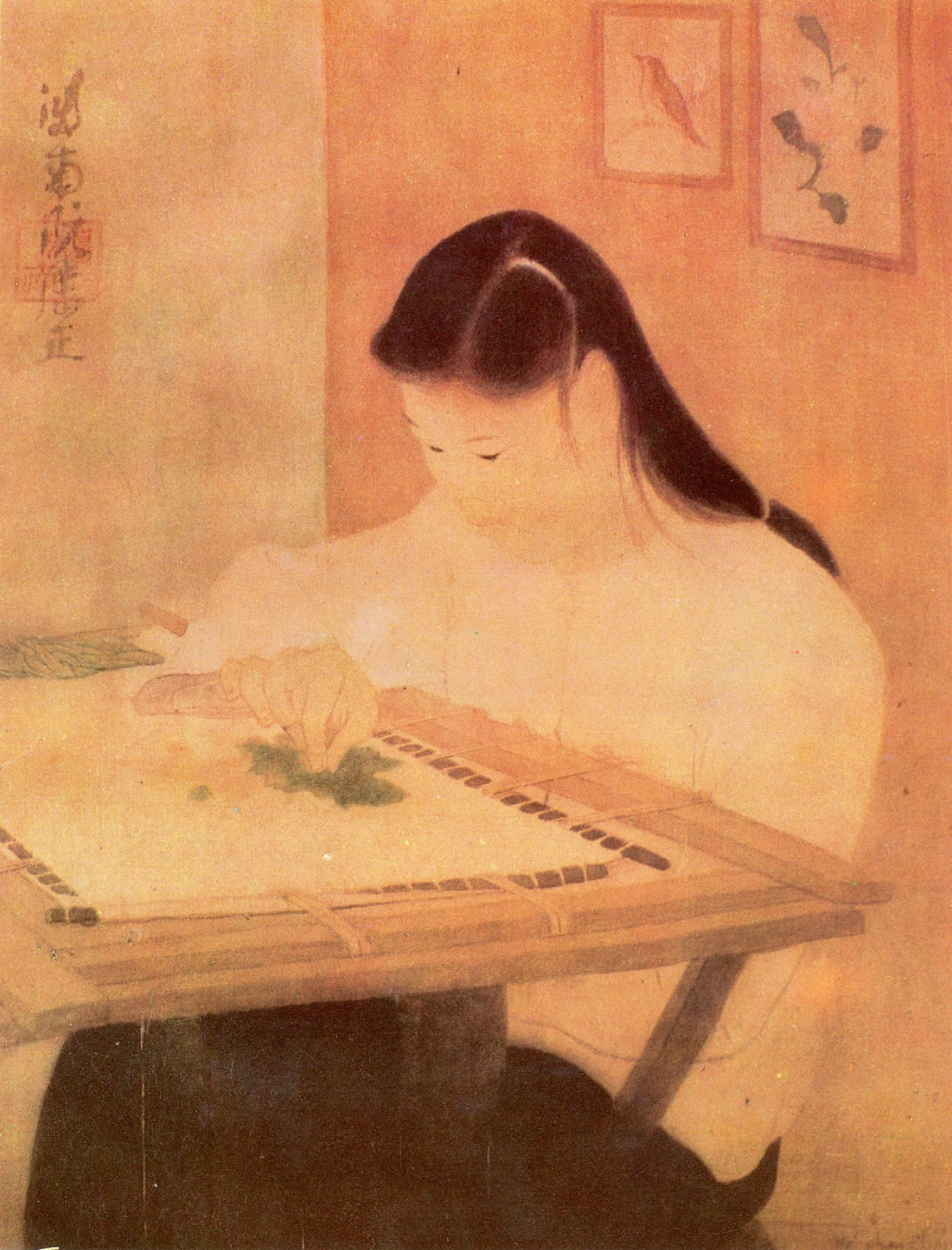 Nguyễn Phan Chánh, “Cô thêu” (1957), bột màu trên lụa, 38 x 49 cm, trích từ “Tranh lụa Nguyễn Phan Chánh”, Bảo tàng Mỹ thuật Việt Nam (1992).