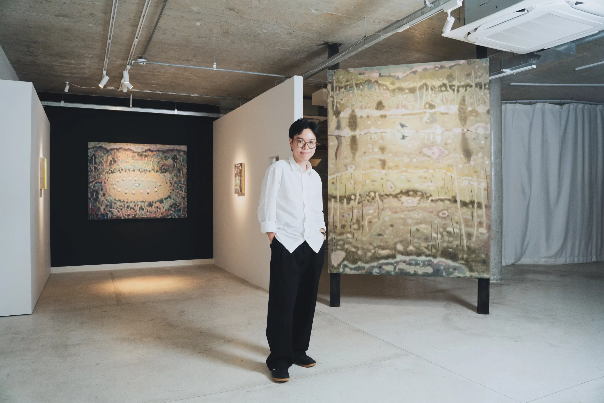 Chân dung Hoàng Hải tại triển lãm “Intermission – Nơi này…Nơi kia”. Ảnh: Gate Gate Gallery.