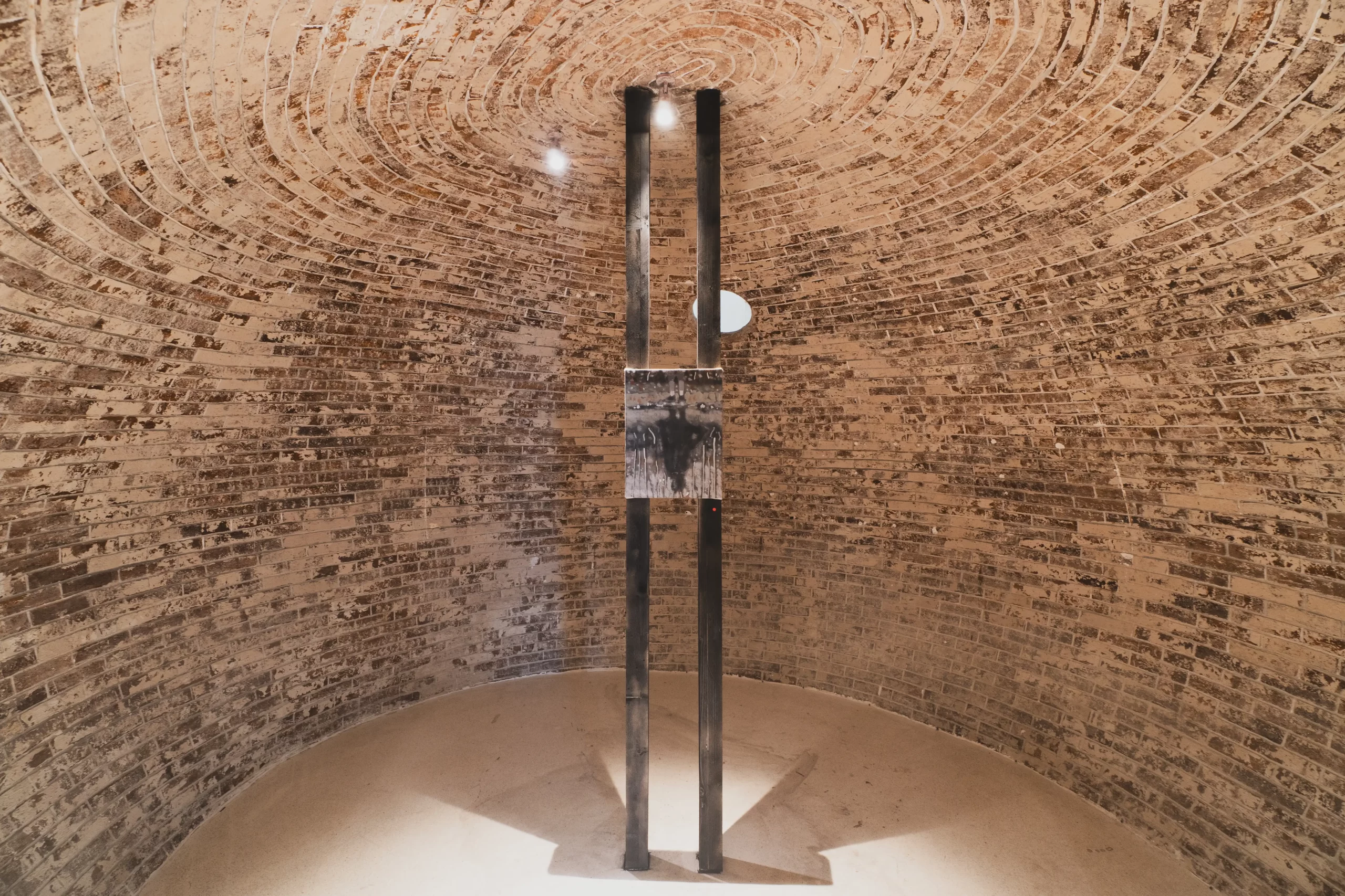 Hoàng Hải, “Soul (Linh hồn)” (2026), sơn dầu trên toan, 40 x 30 cm. Ảnh: Gate Gate Gallery.