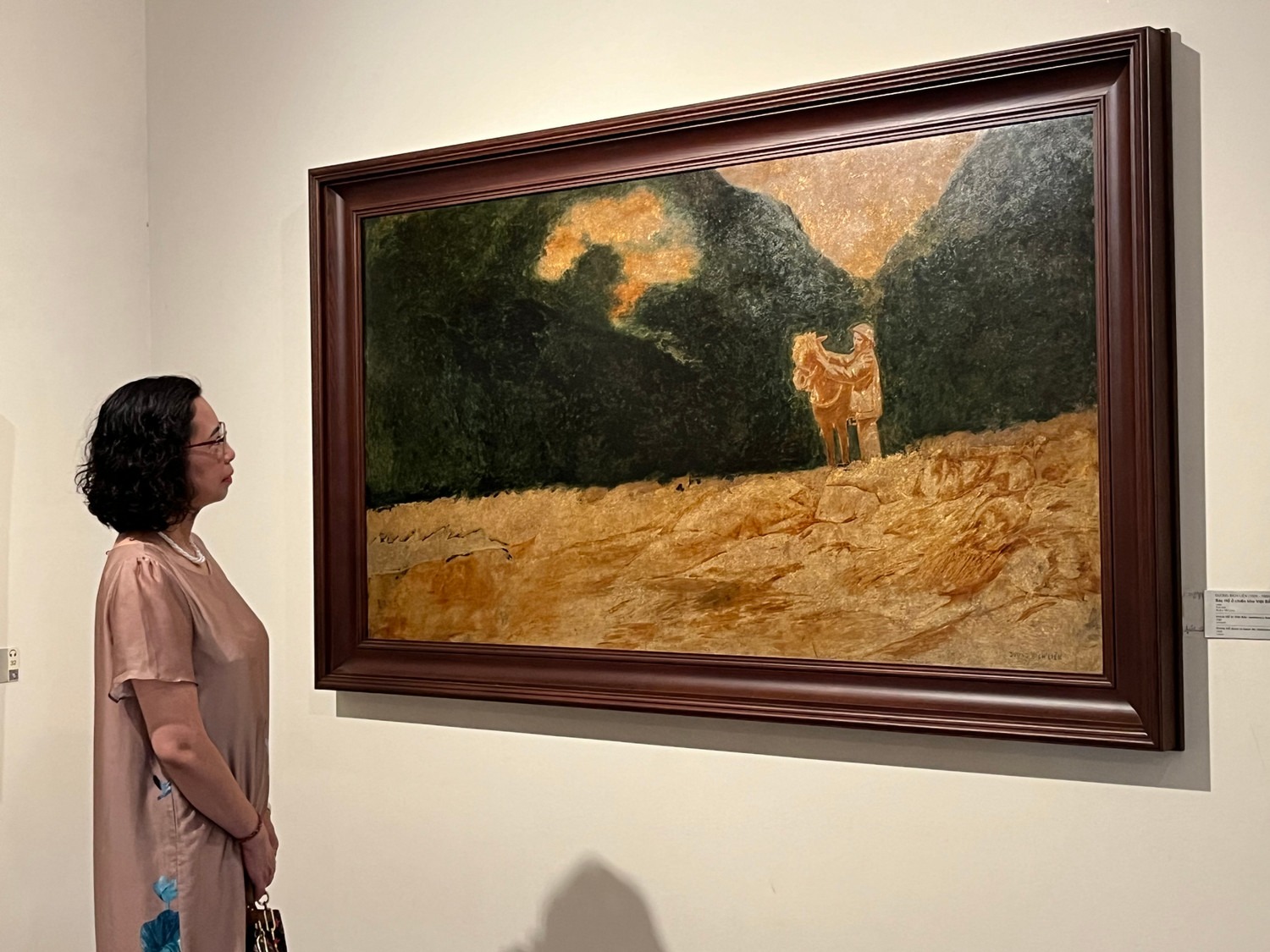 Hiện tác phẩm đang được trưng bày tại Bảo tàng Mỹ thuật Việt Nam.